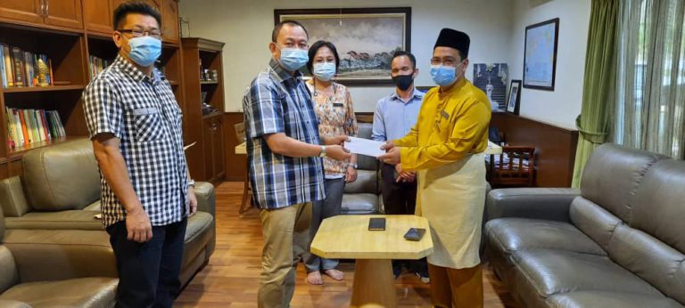 Jahid Sumbang Dua Set TV Pintar Kepada SK Bantayan