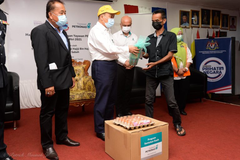 Hajiji serah bantuan Sentuhan Kasih Aidilfitri kepada 150 penerima