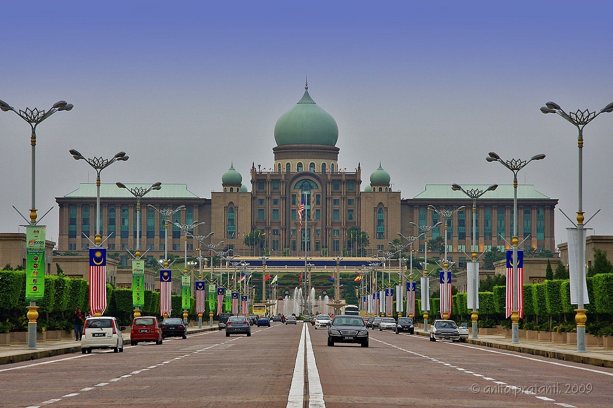 1200px-Perdana_Putra_Putrajaya