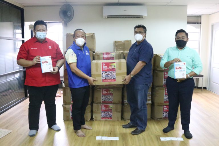 UMNO Sabah Serah Sumbangan Bantu Penduduk Labuan