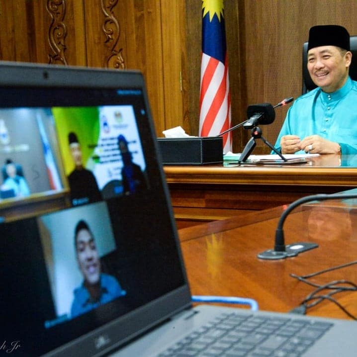 Hajiji Luangkan Masa Bersama Pelajar Cemerlang SPM Sabah