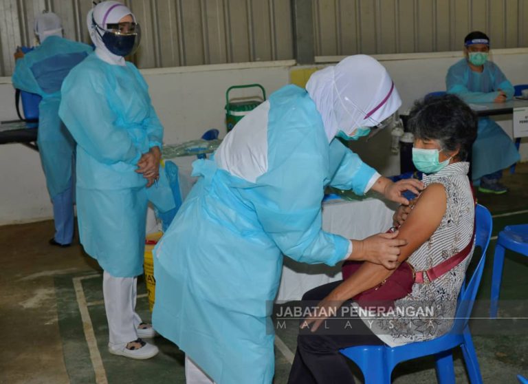 Kerajaan Sabah Giat Menjalankan Program Imunisasi Covid-19 Secara Berkelompok Di Luar Bandar