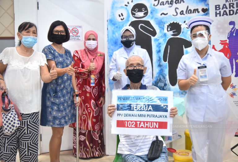 PICK : Warga Emas Berusia 102 Tahun Terima Vaksin Hari Ini