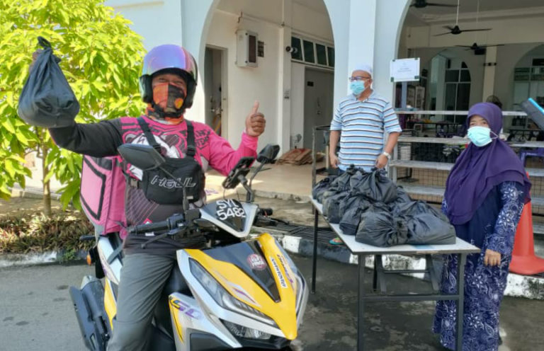 MPT Sumbang Bakul Makanan kepada Penunggang Foodpanda dan GrabFood