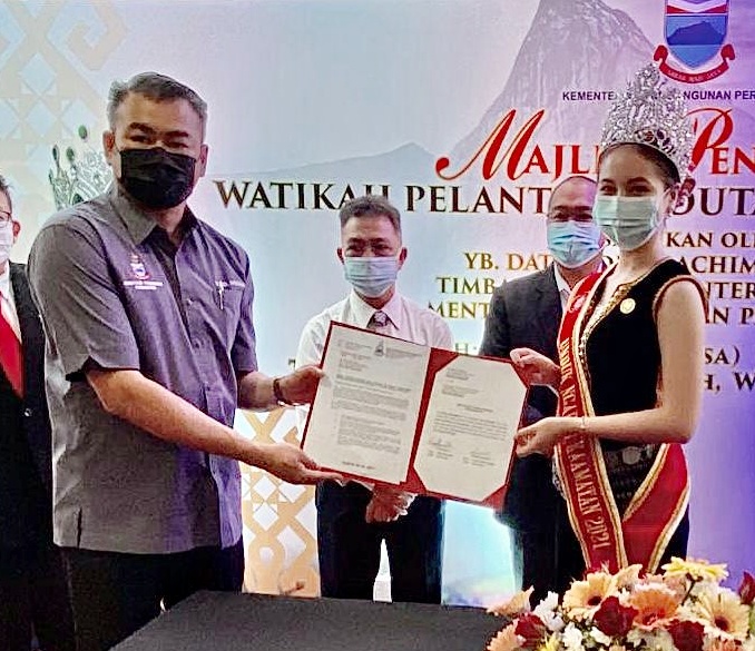 Ratu Unduk Ngadau 2021 Dilantik Sebagai Duta Produk IKS Sabah