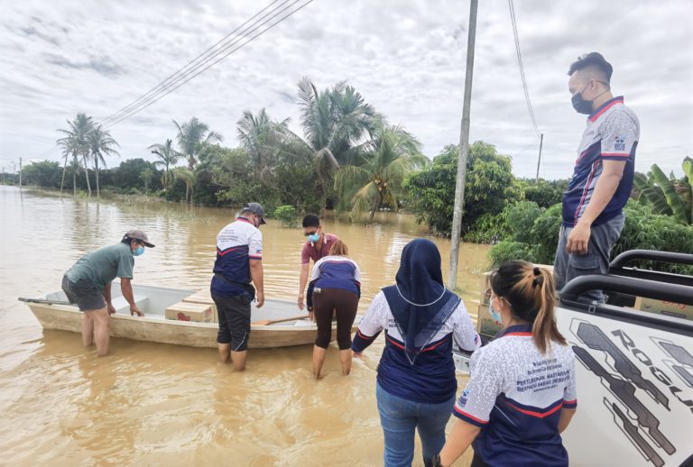 Lebih 400 karton air mineral disumbangkan kepada penduduk di Beaufort