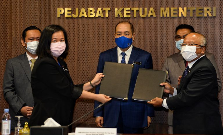 SEDIA serahkan Pusat Ternakan Bersepadu Keningau (KILC) kepada Desa Cattle Sdn Bhd