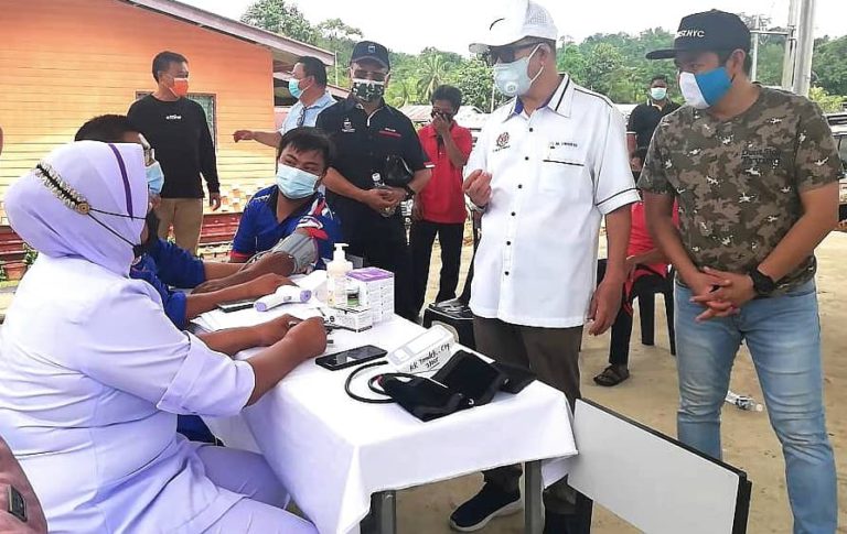 Program Outreach Vaksinasi COVID-19 Diperluaskan Di Kampung Sungai Magandai, 300 Penduduk Terima Suntikan Fasa Pertama