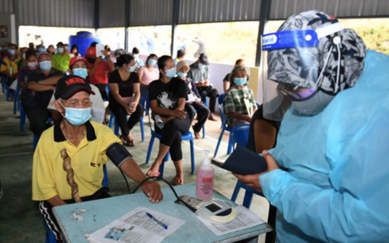 Petugas Kesihatan Semporna Cekal Pastikan Vaksin Diterima Penduduk