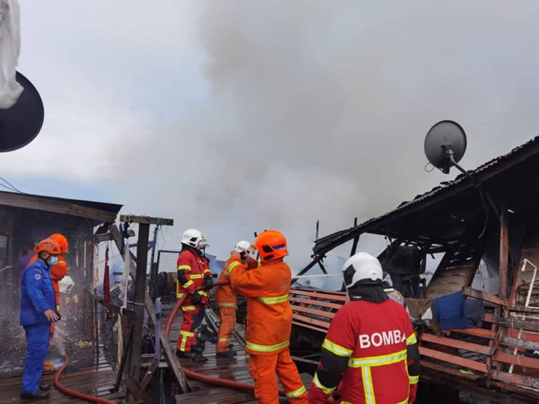 10 Rumah Setinggan Atas Air Musnah Terbakar Di Tanjung Aru Baru