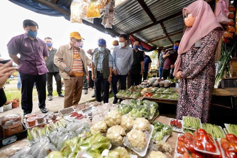 Peniaga gerai sayur Pekan Kundasang mahu tempat letak kereta diturap