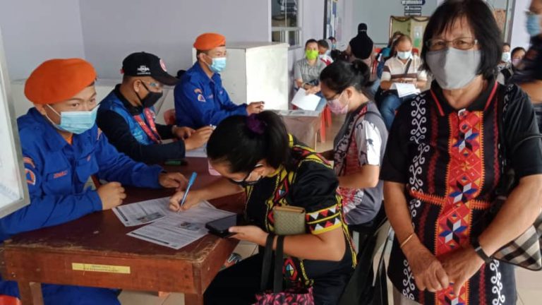 Penduduk gembira menerima vaksin dos pertama setelah sekian lama menunggu giliran