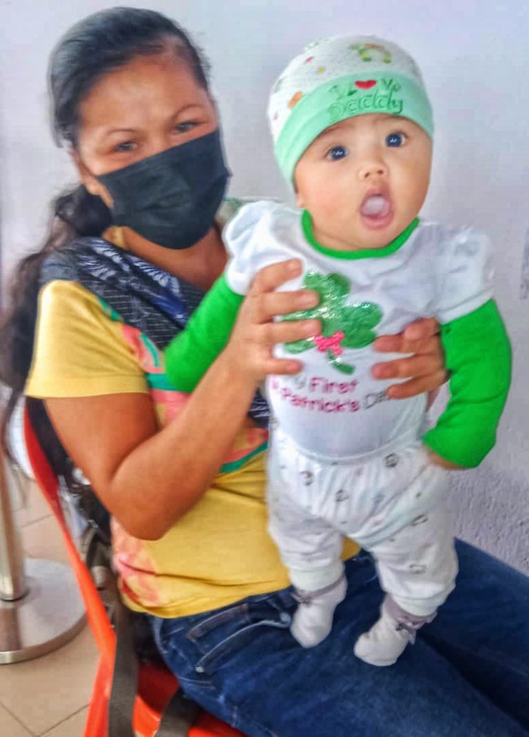 Ibu bawa bayi ke PPV untuk terima vaksin