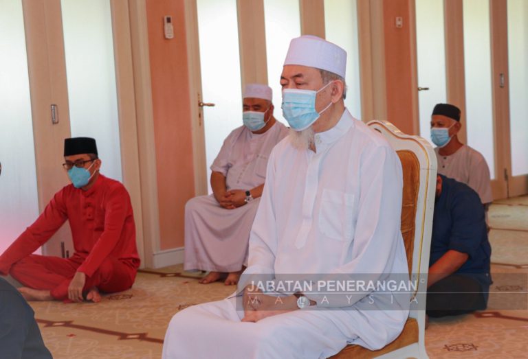 Tun Juhar Tunai Solat Sunat Aidiladha Di Surau Istana Negeri