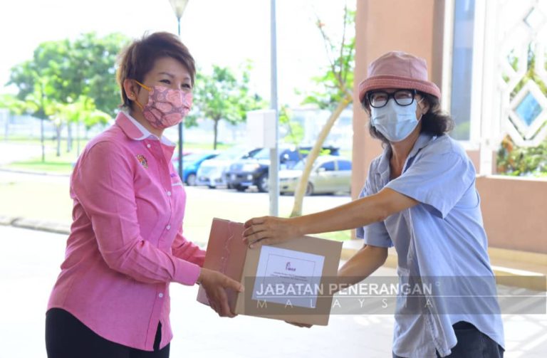 FINAS serah 200 bakul makanan kepada penggiat industri kreatif Borneo