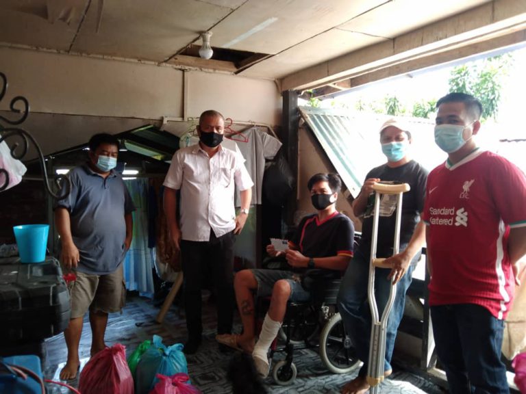 Pemuda Patah Kaki Terharu Terima Sumbangan