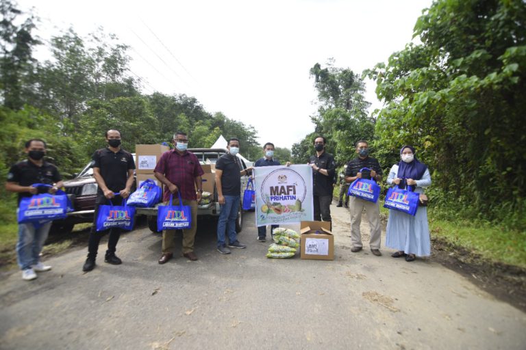 FAMA Sabah Agih 100 Bakul Makanan Kepada Penduduk Terjejas PKPD & Petugas Barisan Hadapan