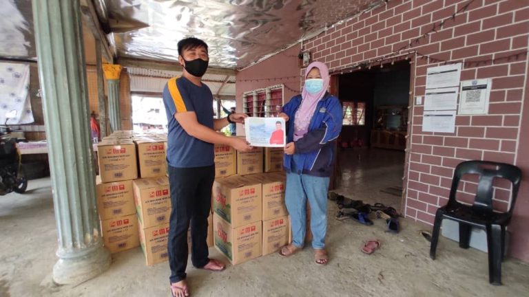 200 Kotak Air Mineral Disumbangkan Kepada Penduduk Terkesan PKPD