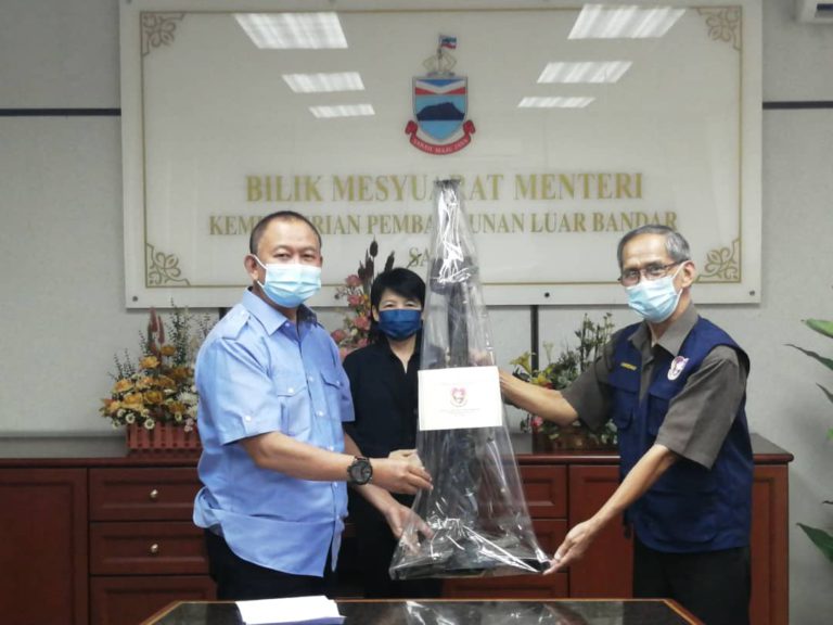 ‘Smart Paddle Protective Dispenser’ Rekaan Tempatan Bantu Cegah Penularan COVID-19