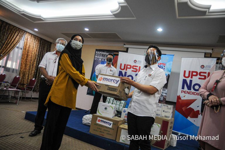 ((VIDEO)) 134 Pelajar UPSI Berasal Dari Sabah Terima Bantuan Bakul Makanan & ‘Hygiene Kit’