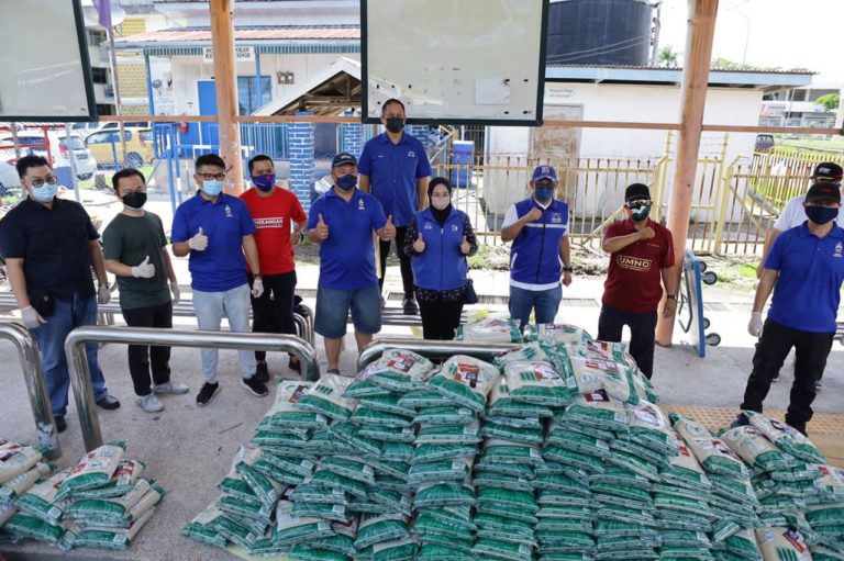 UMNO Sabah Bahagian KK Agih Bantuan Makanan Di DUN Luyang & Likas