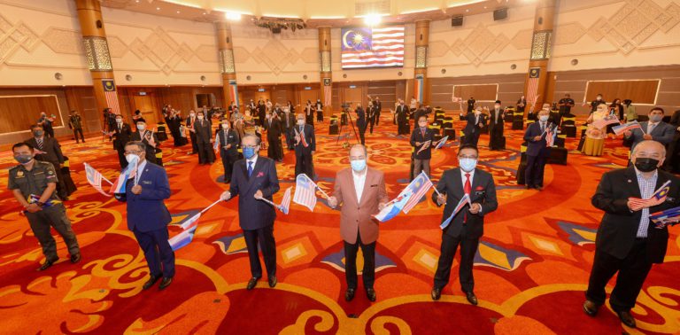 Kibar Jalur Gemilang Dan Bendera Negeri Dengan Rasa Bangga Dan Patriotisme – Hajiji