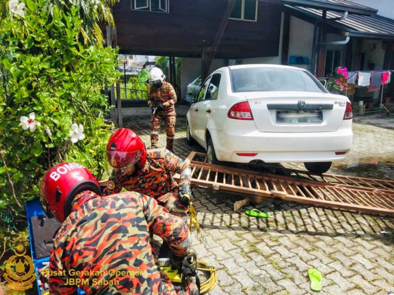 Wanita parah dihempap pagar besi rumah