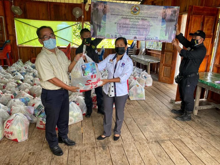 Jabatan Hidupan Liar dan Rakan NGO sumbang 125 bakul makanan di daerah Nabawan dan Kinabatangan
