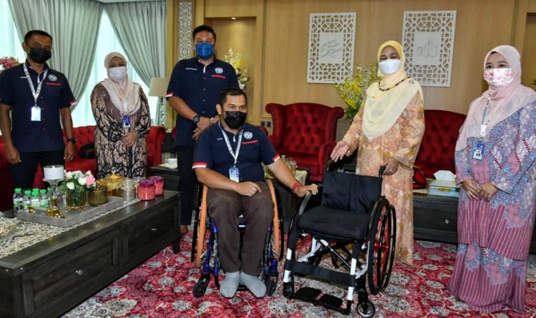Isteri Ketua Menteri Sabah sumbang kerusi roda kepada atlet paralimpik