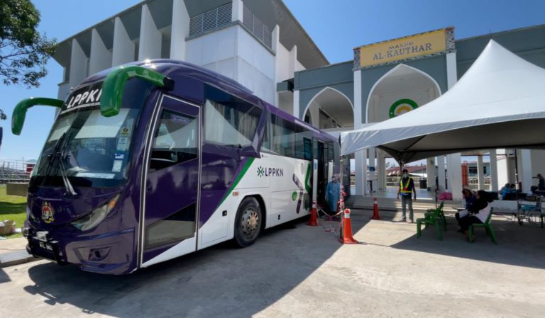 PICK : 300 Penduduk Kg Tanjung Aru Lama Terima Vaksin Menerusi Program Bah Vaksin Kita