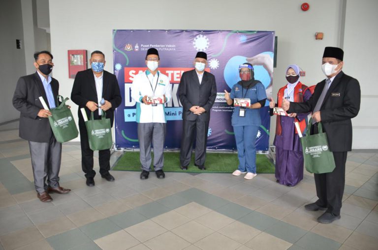 AIS Serah Sumbangan Makanan Kepada Petugas Barisan Hadapan di PPV Dewan Mini Putrajaya.