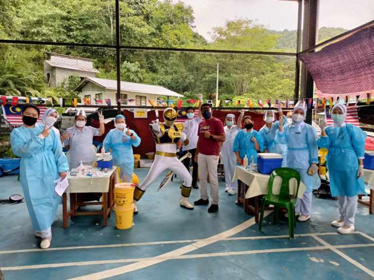 ‘Power Rangers’ Turun Padang Beri Semangat Kepada Penerima Vaksin