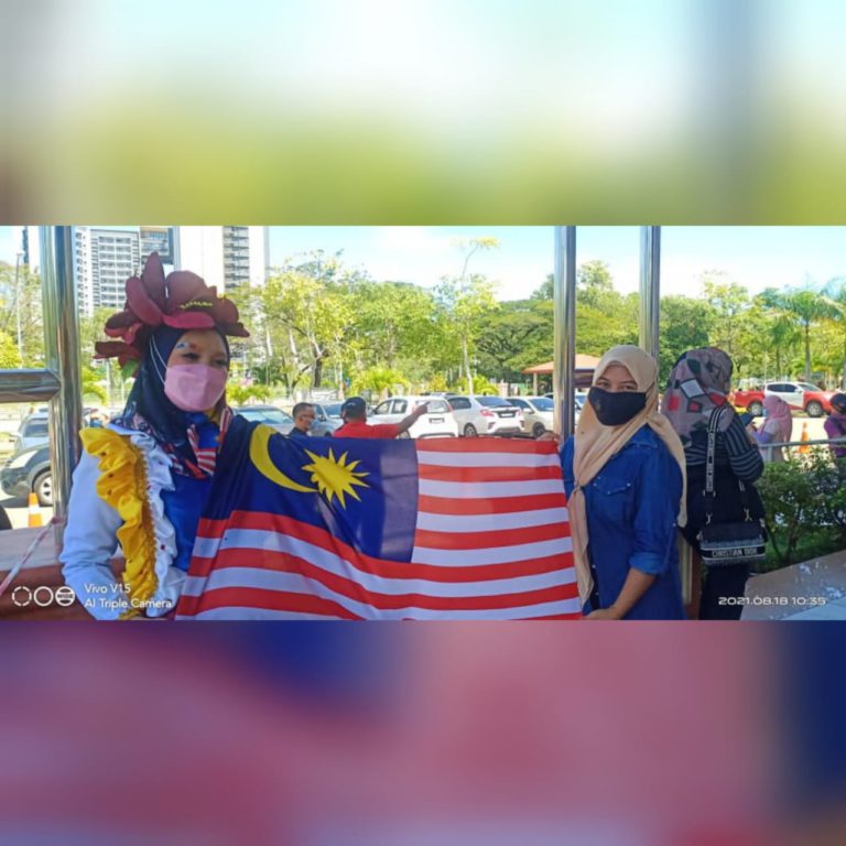 Suri Rumah Berbusana Jalur Gemilang Curi Tumpuan Di PPV