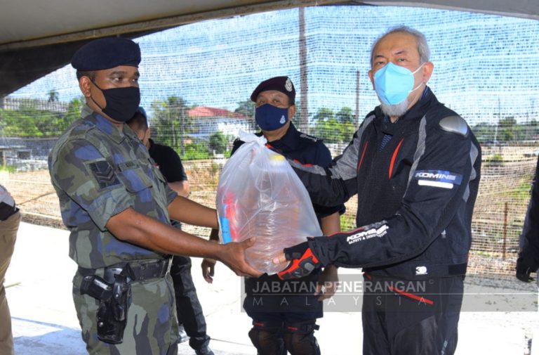 Yayasan Nur Jauhar Sumbang Bakul Makanan, Hargai Pengorbanan Petugas Barisan Hadapan