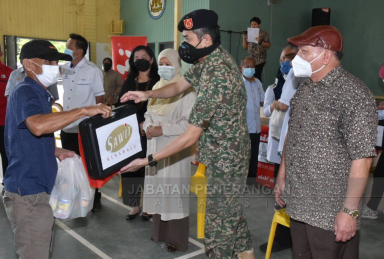 YNJ Serah Bantuan Bakul Makanan Kepada 500 Penduduk Terjejas Banjir Di Kg Sugud