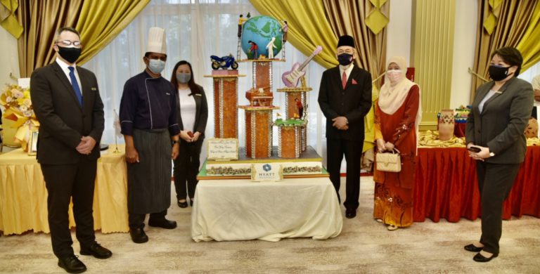 13 Kek Dipersembah Sempena Hari Jadi Rasmi TYT Sabah Ke-68