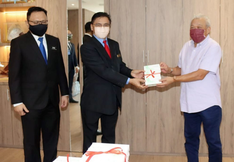 Bung Sumbang Test Kit COVID-19 RTK Kepada Kakitangan KKRS