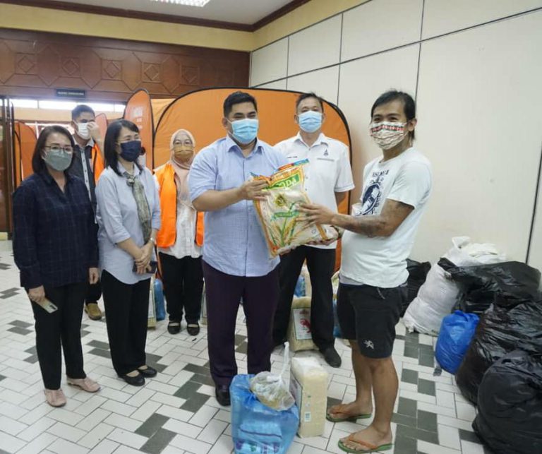 Mangsa Banjir Di PPS Penampang Terima Sumbangan Bakul Makanan