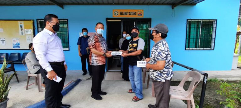Tiga Keluarga Terkesan Akibat Tanah Runtuh Terima Bantuan JKM