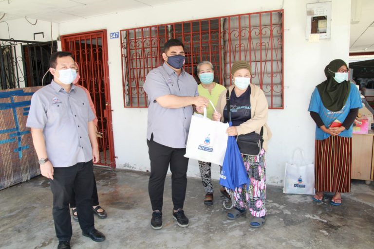 Golongan Memerlukan Terima Bakul Makanan Di DUN Tanjung Keramat