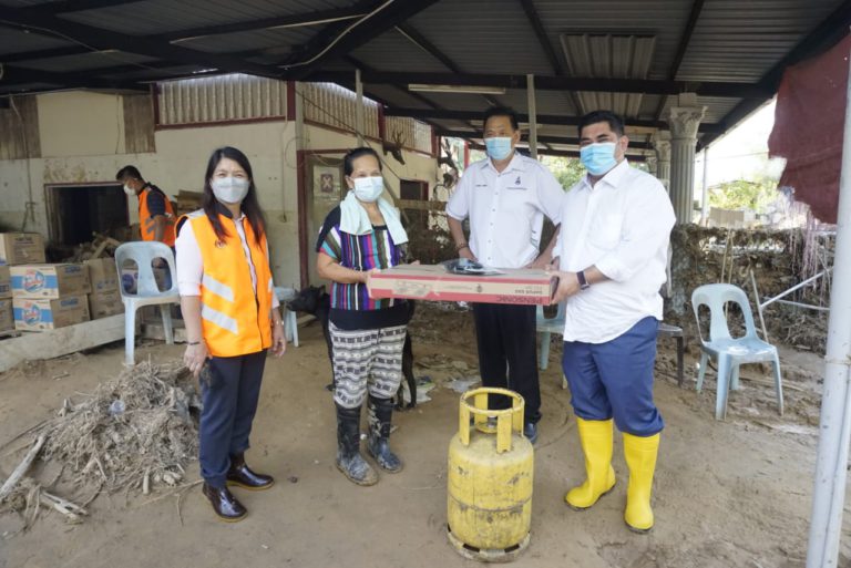 Penduduk Terjejas Banjir Terima Bantuan Tong Gas & Dapur Memasak di Kg Sugud