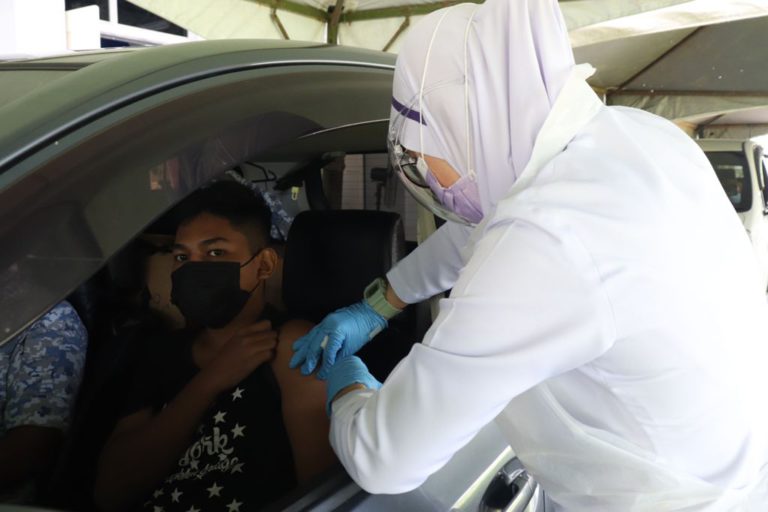 PICK : 259 Anak Anggota Tentera Terima Vaksinasi Secara Pandu Lalu