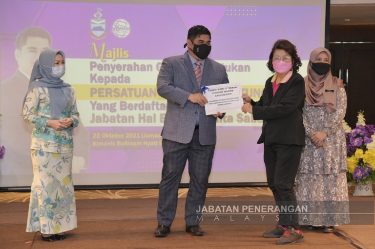 JHEWA Serah Geran Peruntukan Kepada NGO Wanita