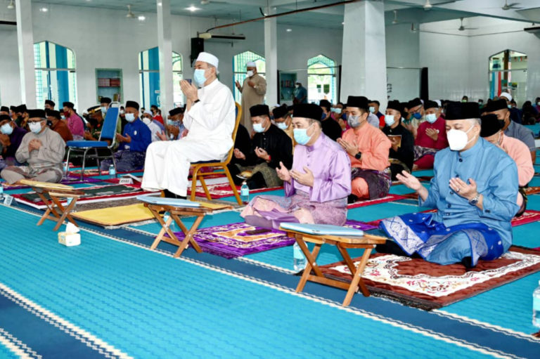 Hajiji Hadir ke Majlis Tahlil Sempena Hari Jadi Rasmi TYT