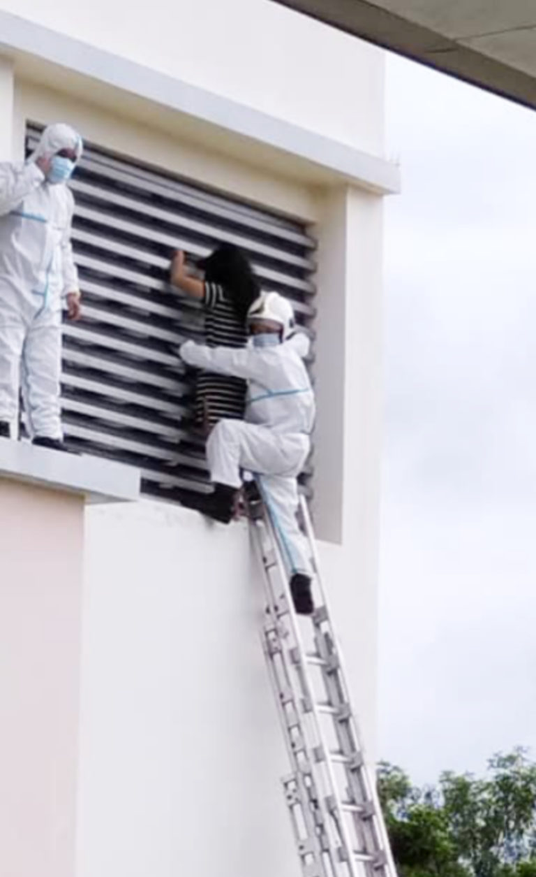 Pesakit Covid-19 Cuba Melarikan Diri, Terperangkap Di Dinding Luar Tingkat 1 Bangunan Hospital Keningau