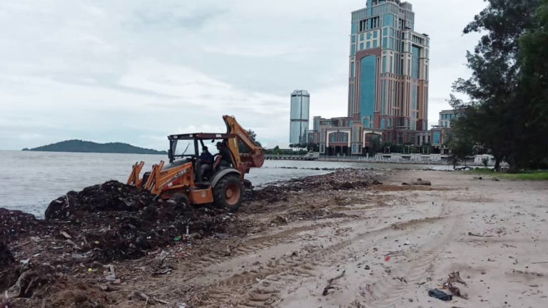 DBKK Jalankan Kerja-Kerja Pembersihan Di Taman Awam Teluk Likas