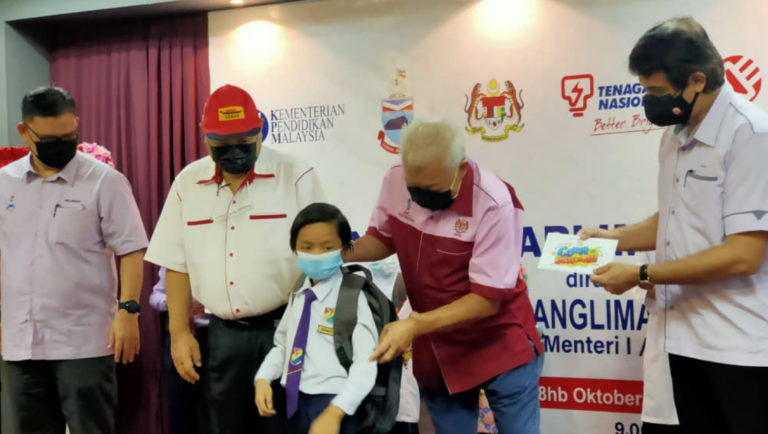 Penduduk Kg Balat Kini Menikmati Kemudahan Bekalan Elektrik 24 Jam