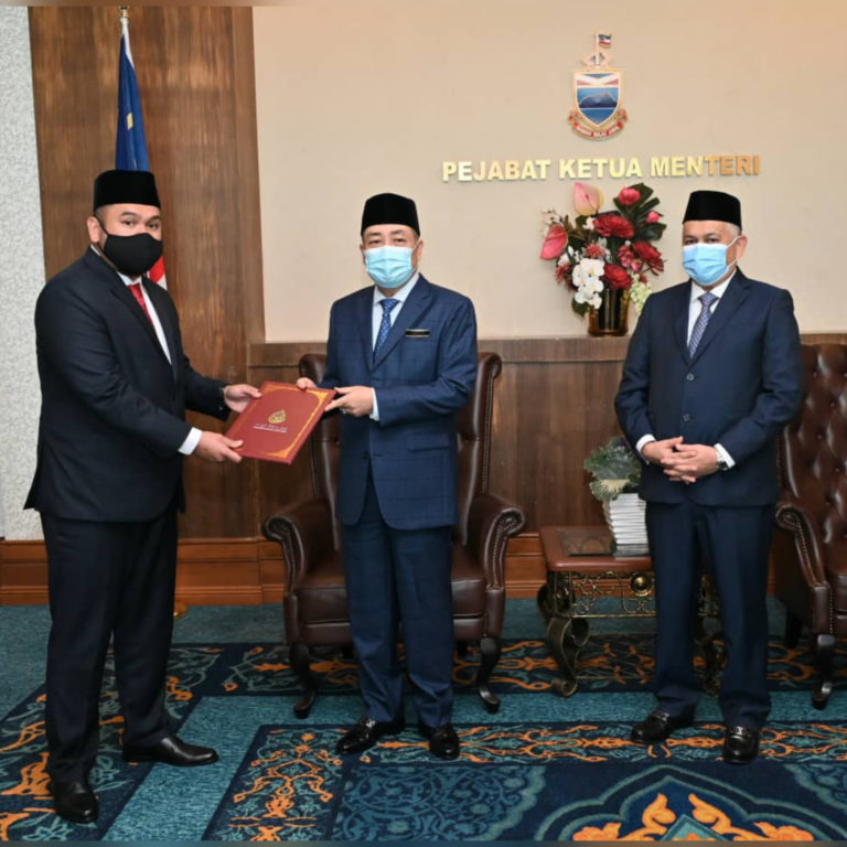 Hajiji Serah Watikah Pelantikan Kepada Pengerusi Baharu PBNS