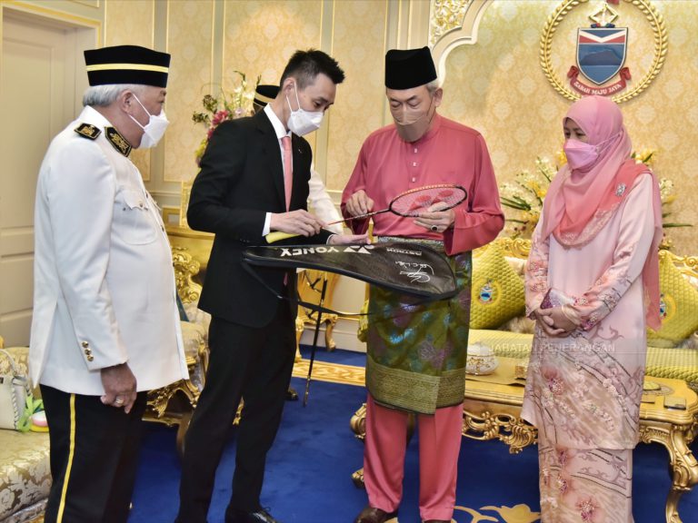 Chong Wei Serah Raket Kepada Tun Juhar & Isteri