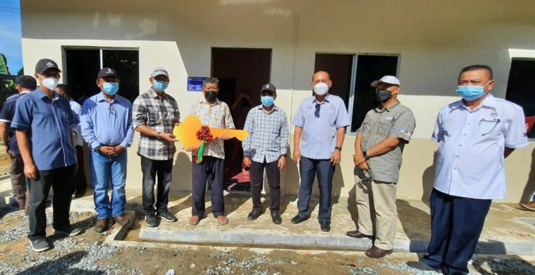 Warga Emas Gembira Terima Bantuan Rumah